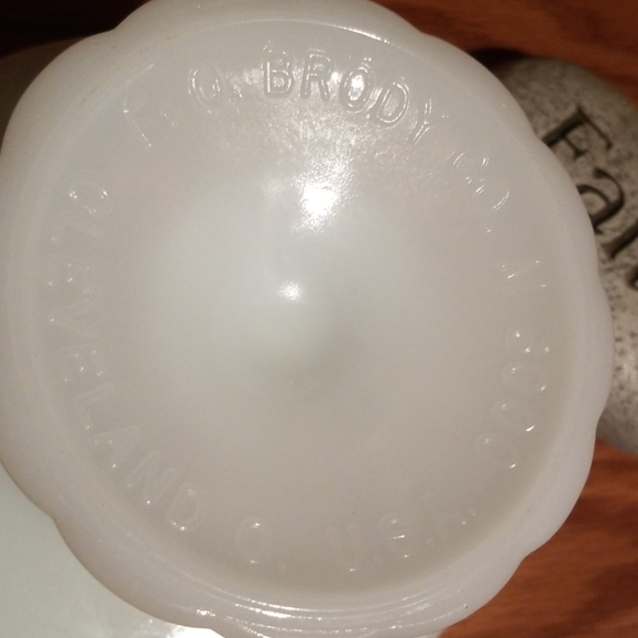 Vintage milk glass candy dish - Picture 4 of 6